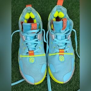 Adidas Harden Vol. 6
Pulse Aqua Solar Yellow Size 10